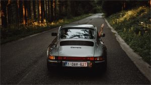 森林を車が走る